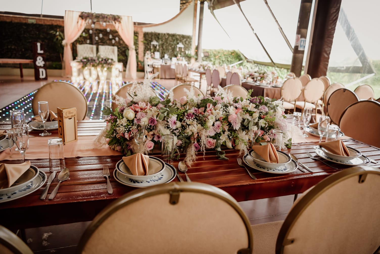 Mesa decorada con flores para boda