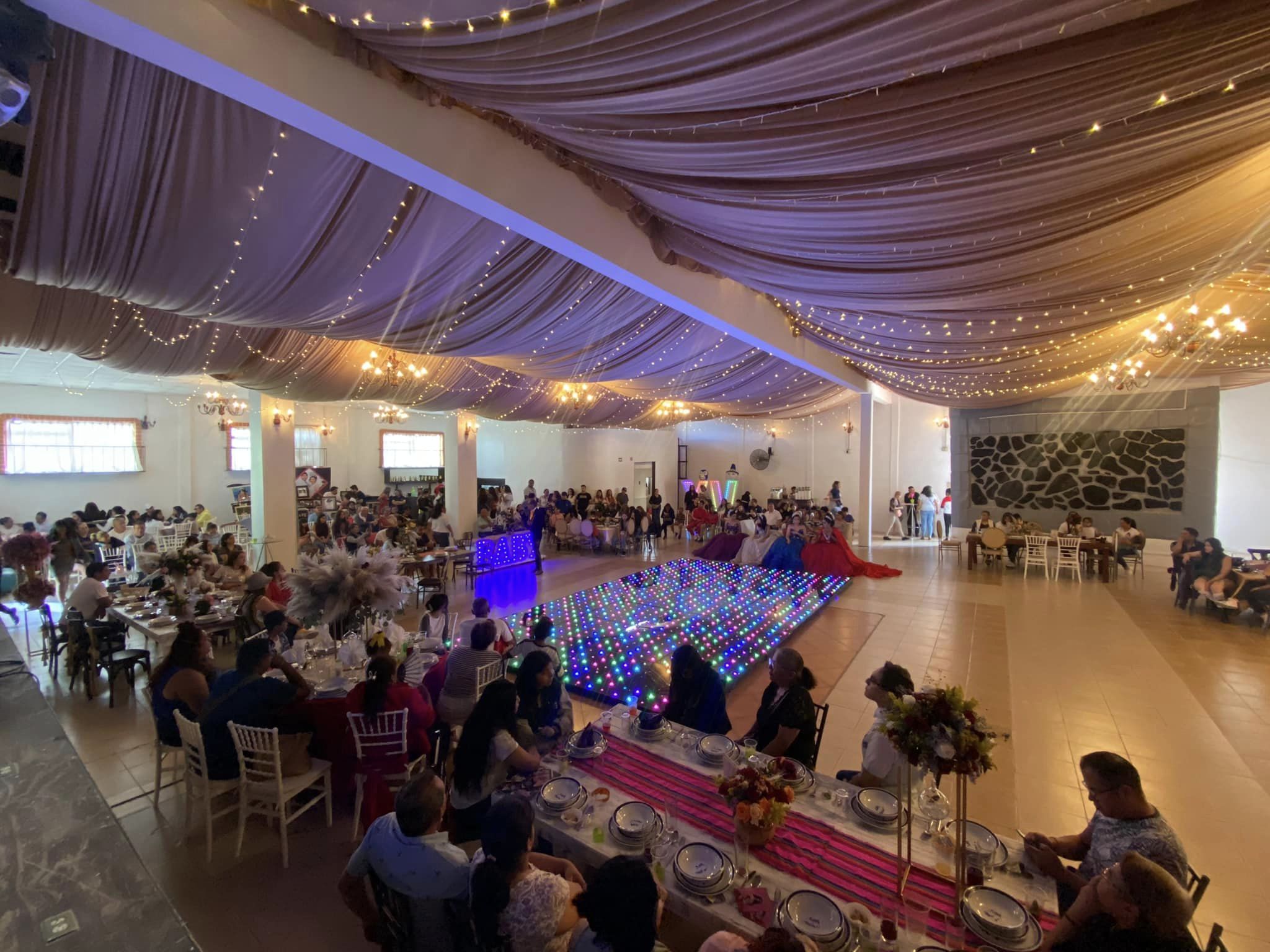 Celebración con telas y luces en Finca Andasadi