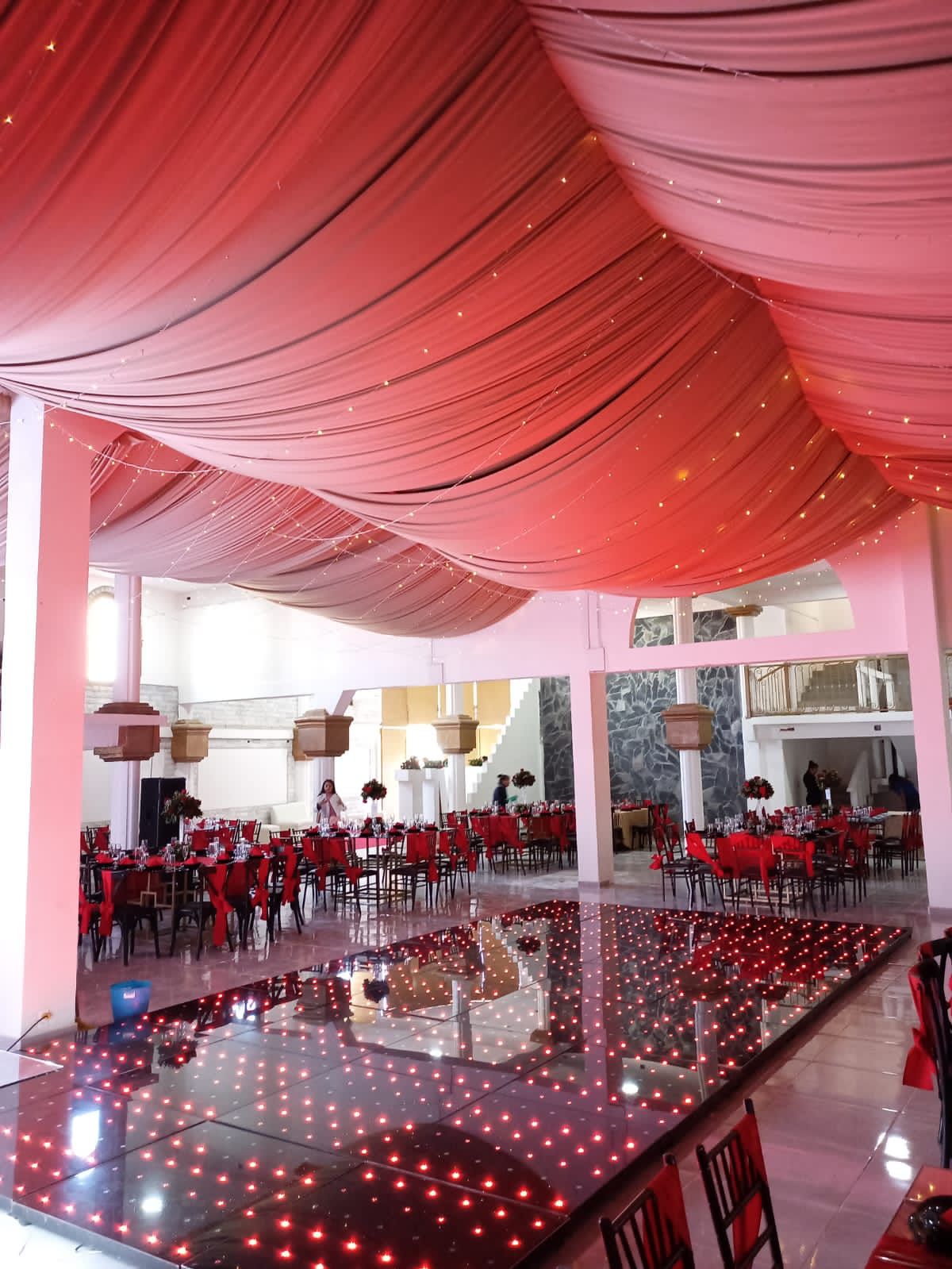Salón decorado en rojo para XV años