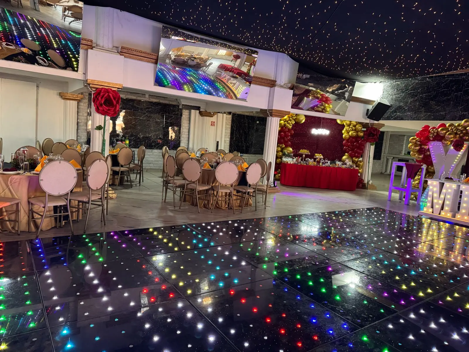 Salón de fiestas Andasadi de noche con pista iluminada