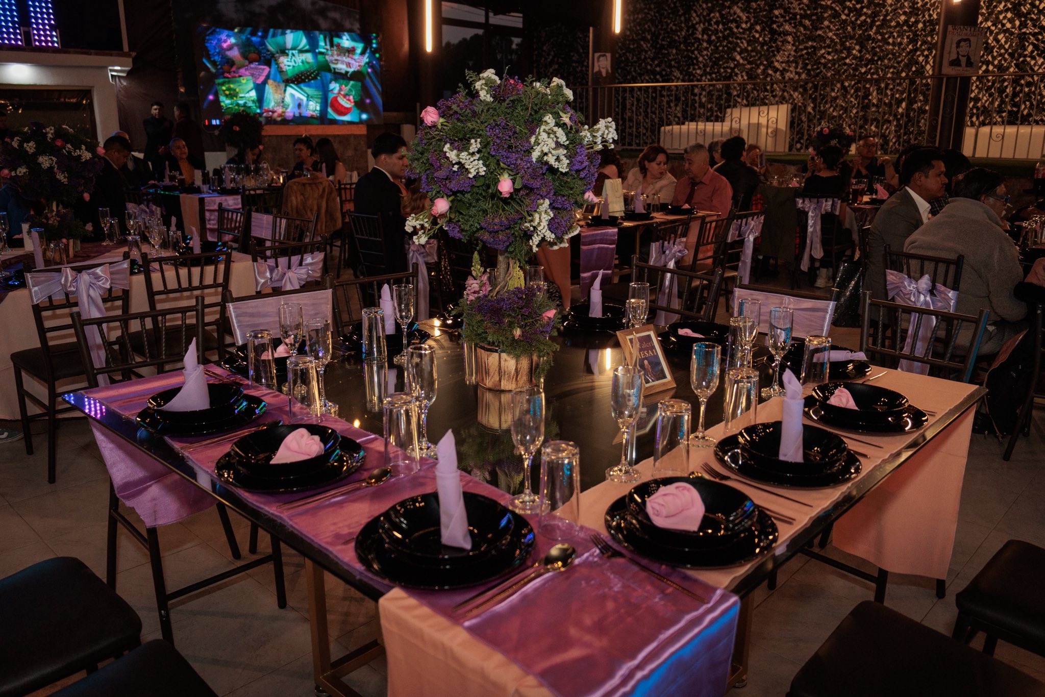 Mesa decorada con flores para boda