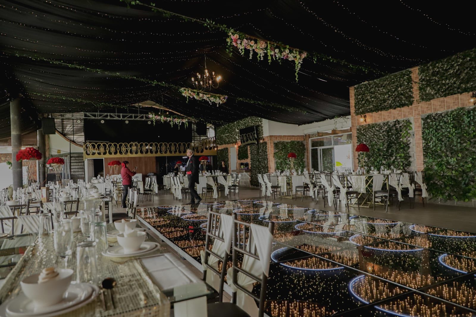 Montaje de boda con flores en Jardín Andasadi