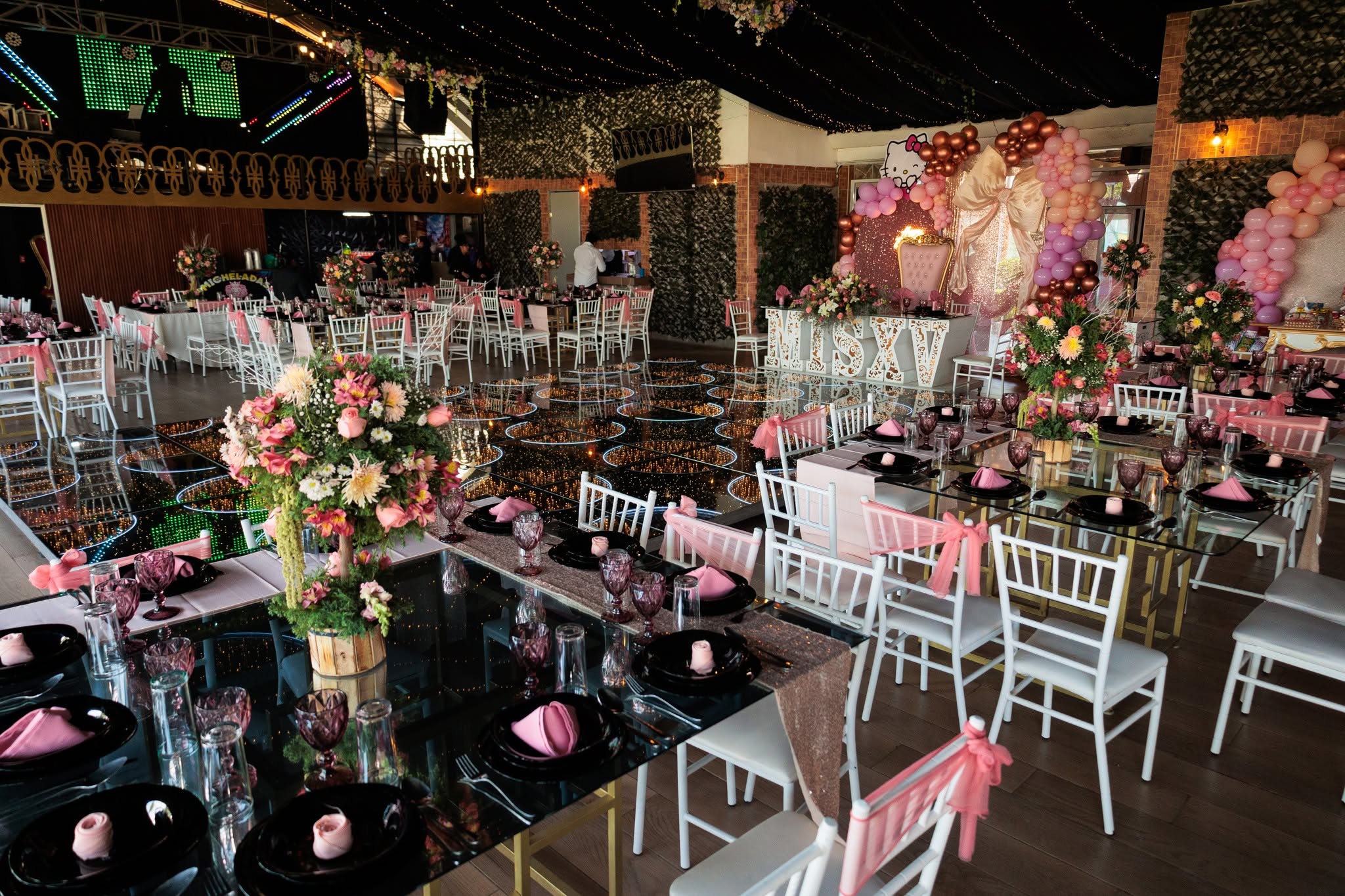 Interior del Jardín Andasadi con telas y montaje completo