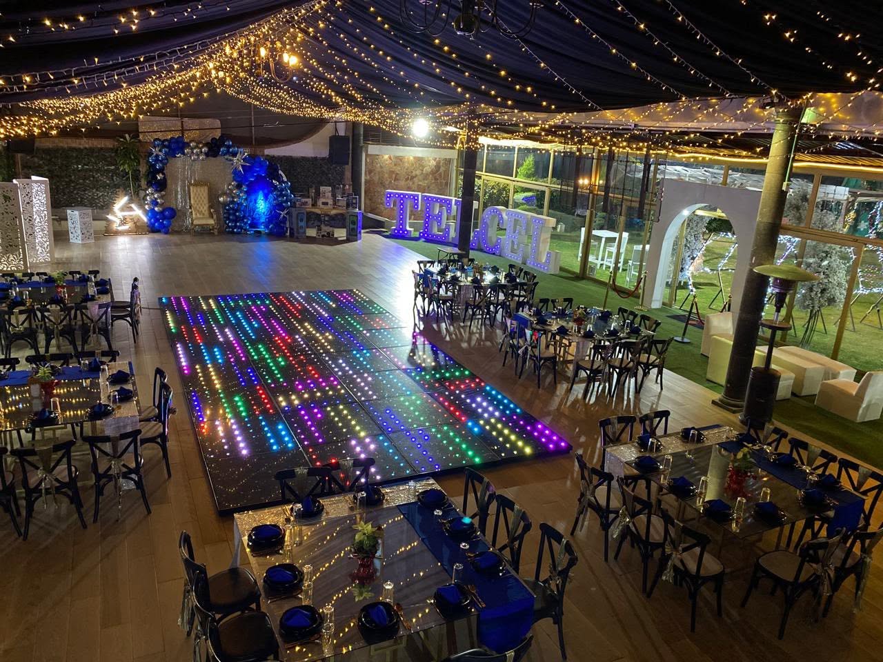 Cena empresarial con escenario en Andasadi
